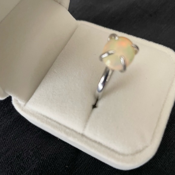 Opal ring set in .925 silver. Ring is adjustable. - Picture 7 of 8